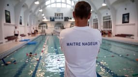 Natation : un maître-nageur dans une piscine