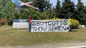 Le collectif écologiste Extinction Rebellion a mené samedi une opération à Salon-de-Provence pour dénoncer la pollution émise par les avions de la patrouille de France.