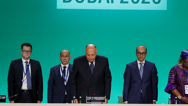 Le président de la COP27 Sameh Shoukry et d'autres délégués observent une minute de silence à l'ouverture de la COP28 à Dubaï pour "tous les civils ayant trouvé la mort dans le conflit actuel à Gaza", le 30 novembre 2023