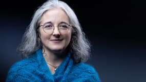 Gaëlle Paty, sœur de l'enseignant Samuel Paty assassiné devant son collège de Conflans-Sainte-Honorine en 2020, lors d'une séance photo à l'occasion de la sortie de son livre le 8 octobre 2025.