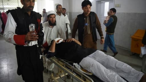 Des soignants pakistanais déplacent un homme blessé après un attentat suicide, le 15 février 2017 à hôpital de Peshawar