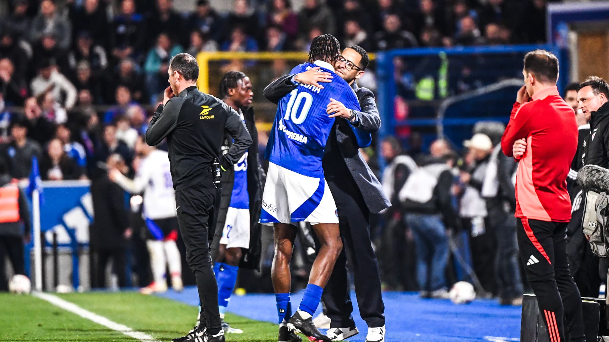 "UNE HONTE ABSOLUE": LA GROSSE COLÈRE DE LIÉNARD CONTRE LES BANDEROLES DE SUPPORTERS DE STRASBOURG CONTRE KELLER ET EMEGHA