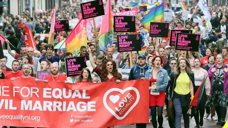 Des militants LBGT à une marche de contestation contre l'interdiction des mariages entre personnes du même sexe, en juillet 2017 à Belfast 