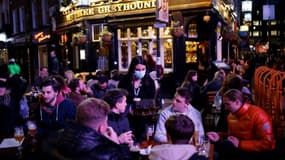 Des clients à la terrasse des bars, dans le quartier de Soho, le 12 avril 2021 à Londres 