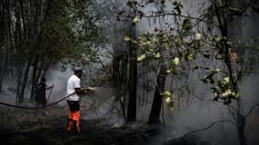 Un habitant aide à lutter contre l'incendie à Saumos, en Gironde, le 13 septembre 2022