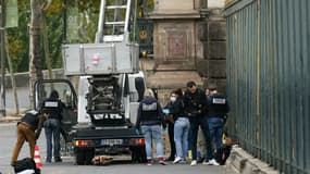 Des policiers examinent le monte-charge utilisé lors d'un cambriolage au musée du Louvre, le 19 octobre 2025 à Paris