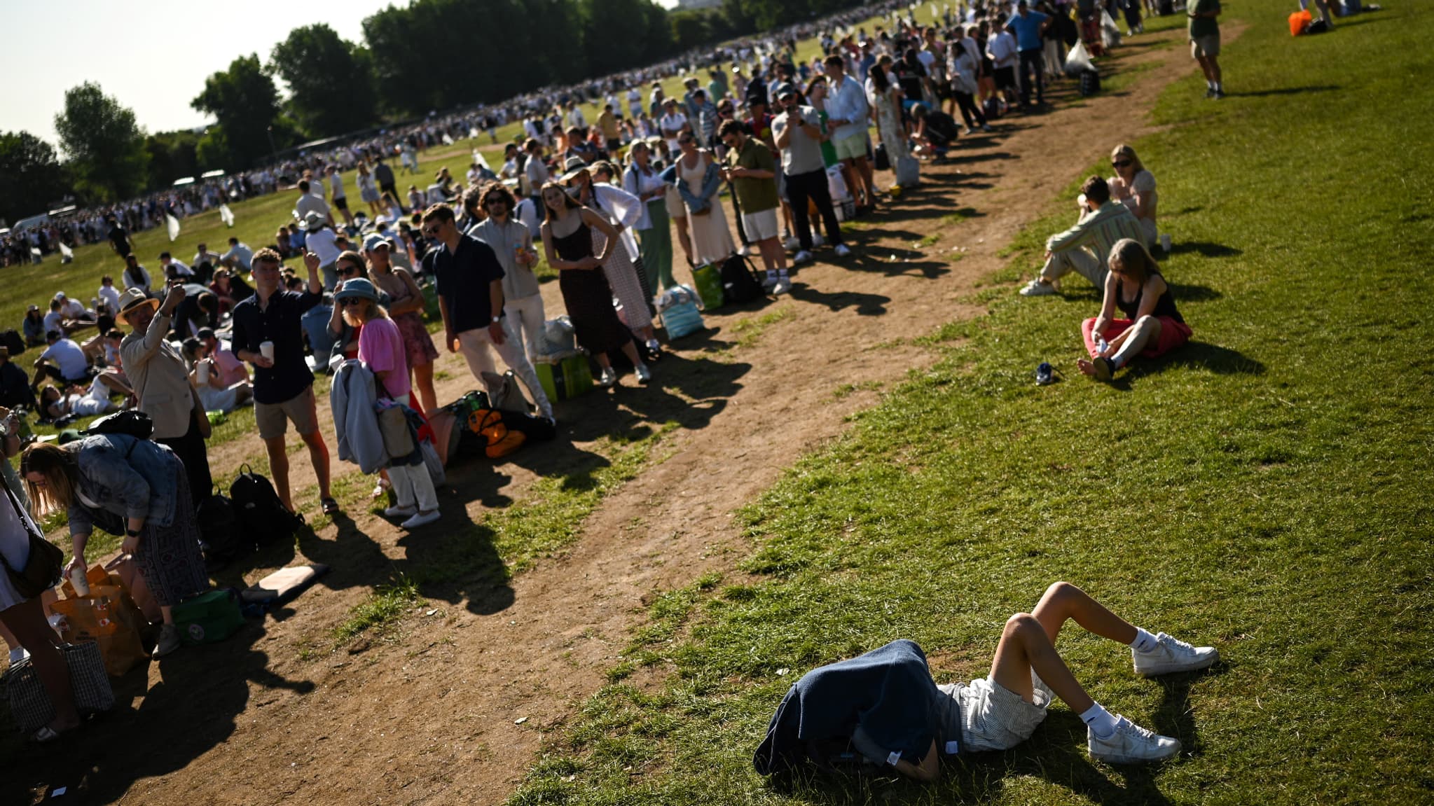 Des gens font la queue pour acheter des tickets à Wimbledon, à l'extérieur de The All England Club Tennis Club. 7 juillet 2023, Daniel Leal / AFP Des gens font la queue pour acheter des tickets à Wimbledon, à l'extérieur de The All England Club Tennis Club. 7 juillet 2023, Daniel Leal / AFP