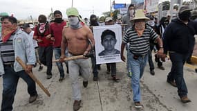Des débordements ont éclaté entre des policiers et des manifestants parfois armés, dans l'affaire des étudiants disparus au Mexique.