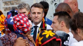 Emmanuel Macron rencontre des habitants lors de sa visite dans le quartier de Kavani à Mamoudzou, sur le territoire français de Mayotte dans l'océan Indien, le 19 décembre 2024, après le passage du cyclone Chido sur l'archipel.