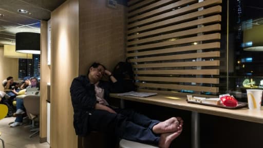Un homme dort dans un restaurant McDonald, dans le quartier de Kowloon, à Hong Kong, le 9 avril 2016 Un homme dort dans un restaurant McDonald, dans le quartier de Kowloon, à Hong Kong, le 9 avril 2016