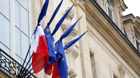 Les administrations françaises ont mis leurs drapeaux en berne, lundi 28 juillet 2014, en mémoire des victimes du vol Air Algérie.