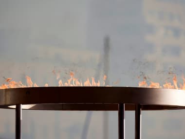 Le premier chaudron de la flamme olympique embrasé sur le Vieux-Port de Marseille, le 8 mai 2024