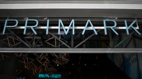 L'enseigne d'un magasin de l'enseigne de prêt-à-porter irlandaise Primark à Madrid, en Espagne, le 23 août 2018 (photo d'illustration).
