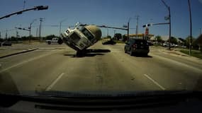 Au Texas, un camion ayant grillé un feu s'est renversé à pleine vitesse sur une voiture qui arrivait en sens contraire. Les occupants des deux véhicules s'en sortent indemnes.