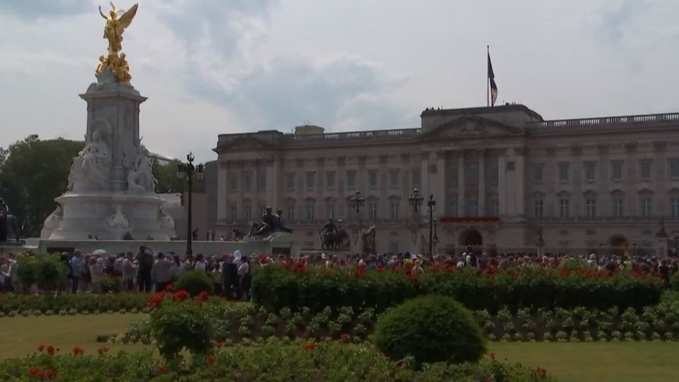 La foule amassée devant Buckingham, quelques instants après la fin de la cérémonie La foule amassée devant Buckingham, quelques instants après la fin de la cérémonie