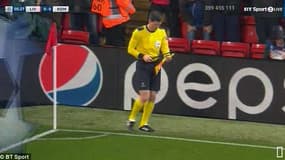 Liverpool-Roma: quand l'arbitre assistant casse son drapeau 
