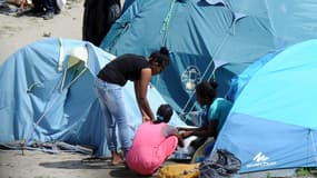 Dans la nouvelle jungle de calais, la plupart femmes sont regroupées enter elles sous des tentes à l'entrée des camps.