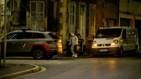 Des policiers de la police scientifique après une explosion dans une agence d'assurances à Montluçon le 10 novembre 2025