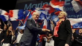 Marine Le Pen aux côtés de son père lors d'un meeting à Nice fin mars. La présidente du FN, créditée dans les sondages de 14 à 16% des intentions de vote au premier tour de l'élection présidentielle, affirme dans L'Est républicain qu'elle interpréterait c