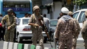 Des Gardiens de la révolution iraniens en patrouille après un double attentat suicide, le 7 juin 2017 à Téhéran