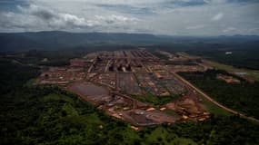 Vue aérienne de la mine de minerai de fer N4WS de la compagnie minière brésilienne VALE, qui fait partie du complexe minier de Carajás, entourée par la forêt amazonienne, dans la municipalité de Canaã dos Carajás, État du Pará, Brésil, le 17 mai 2023.