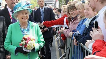 La reine Elizabeth d'Angleterre s'est offert un bain de foule vendredi à Cork, au dernier jour d'une visite d'Etat en Irlande largement considérée comme un succès. /Photo prise le 20 mai 2011/REUTERS/Chris Jackson/POOL