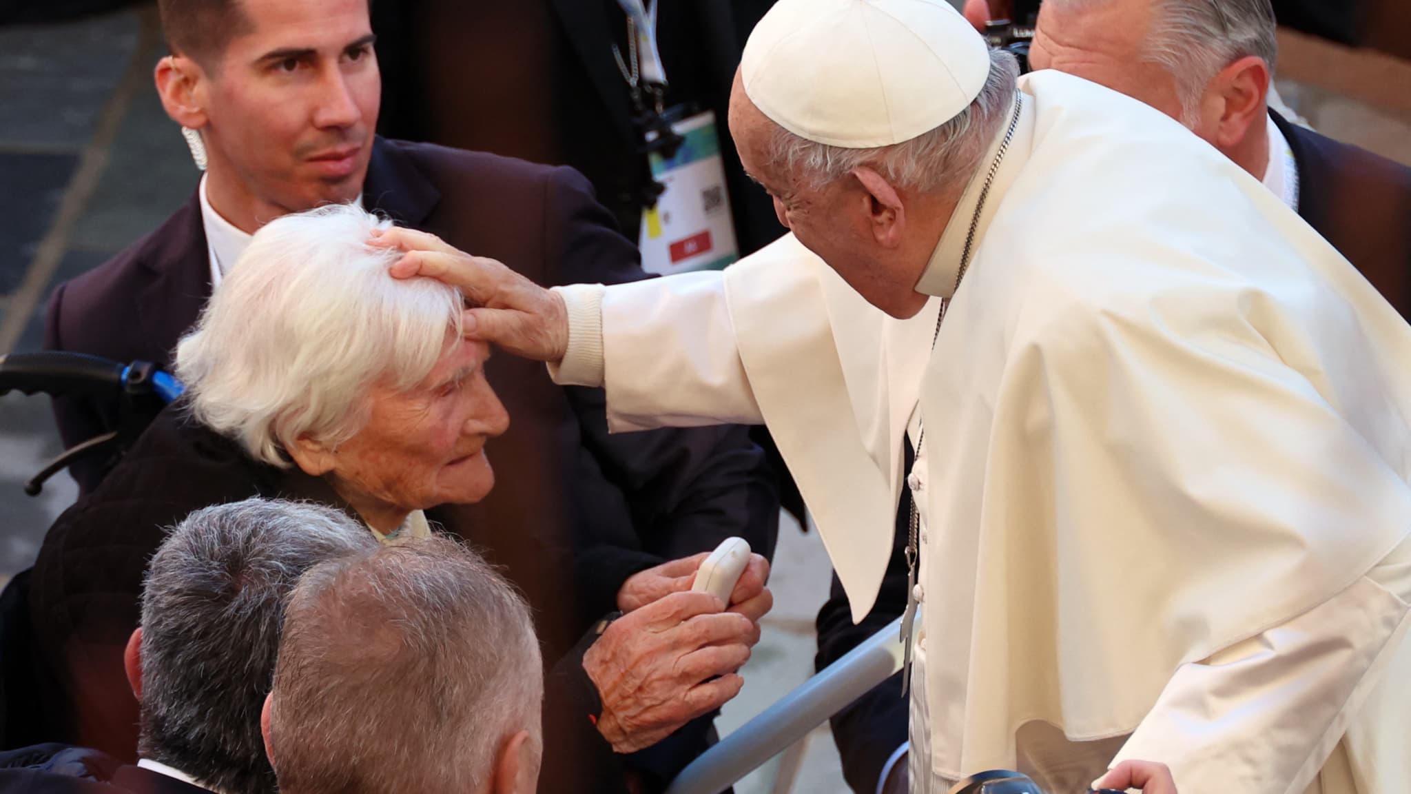 Le Pape bénit une centenaire à Ajaccio en Corse, le 15 décembre 2024
