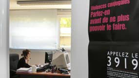Une écoutante de la plate-forme téléphonique du 3919, numéro d'appel unique destiné aux femmes victimes de violences conjugales, en 2010 à Paris