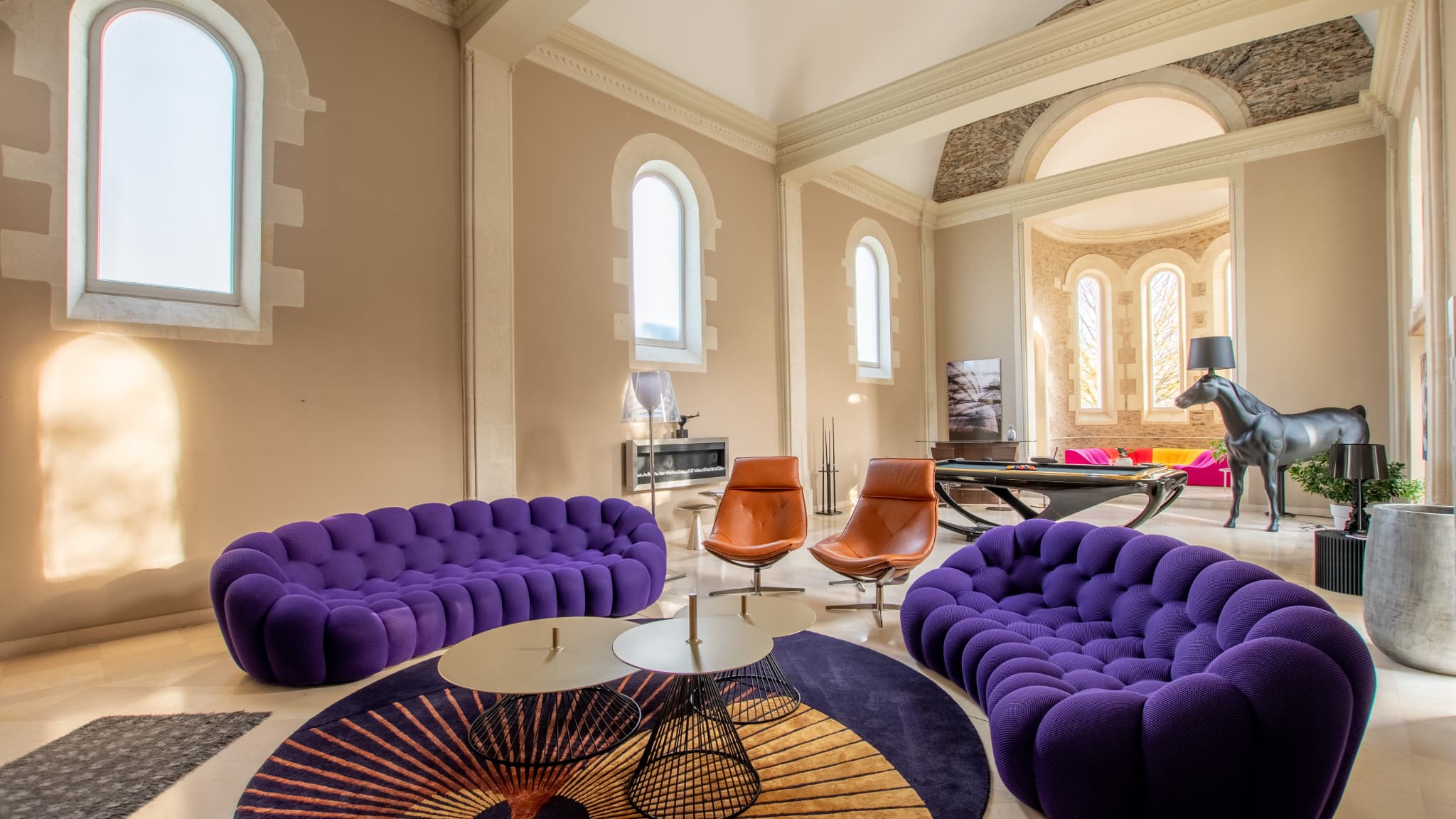 Vue d'une pièce de vie qui s'ouvre sur une chapelle désacralisée de 100m². 
