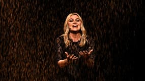 Louane durant sa prestation lors de la grande finale de l'Eurovision 2025, à Bâle (Suisse)