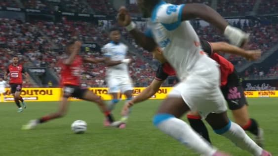 En arrière plan, la faute du Rennais Aït-Boudlal sur le Marseillais Murillo, 15 août 2025