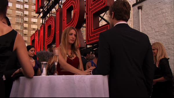 Serena van der Woodsen à l'Empire Hotel, dans "Gossip girl" Serena van der Woodsen à l'Empire Hotel, dans "Gossip girl"
