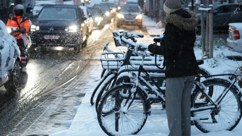 Eurostar bloqués, avions annulés: la neige perturbe également les transports aux Pays-Bas et au Royaume-Uni