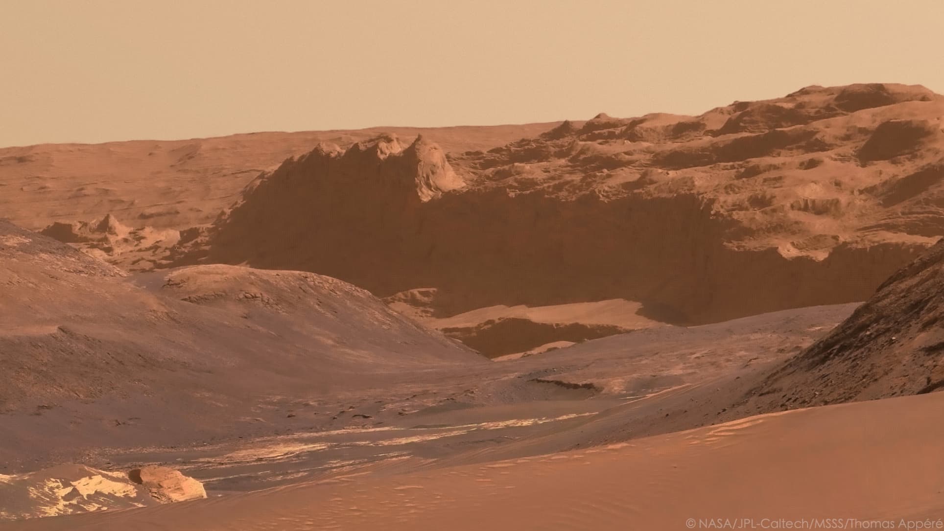 Panorama composé de 42 images prises par la caméra MastCam Right à bord du rover Curiosity sur le sol 4264, le 4 août 2024. Panorama composé de 42 images prises par la caméra MastCam Right à bord du rover Curiosity sur le sol 4264, le 4 août 2024.