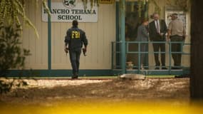 Un policier sur la scène d'une fusillade dans une école du comté de Tehama dans le nord de la Californie le 14 novembre 2017.