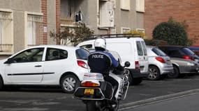 Sur les lieux de l'assaut contre Mohamed Merah, à Toulouse. Le ministre de l'Intérieur Manuel Valls a réaffirmé samedi que des "fautes" avaient été commises par les services de renseignement français lors de l'affaire Merah près d'un an après la mort du "