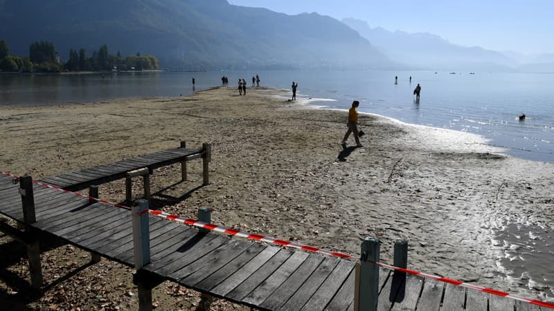 Le lac d'Annecy est inhabituellement bas.