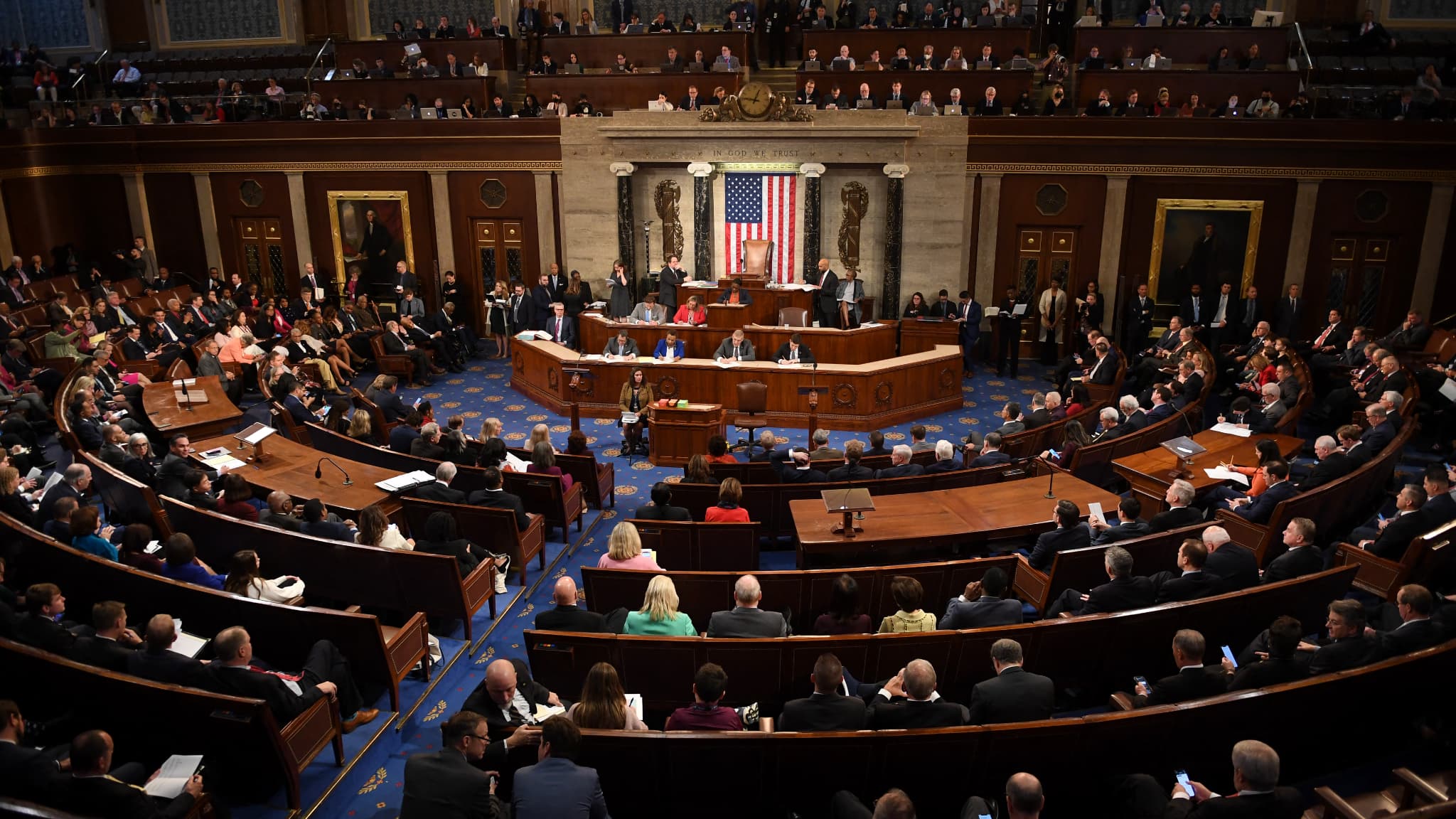 Covid-19 aux États-Unis : la Chambre adopte un projet d'aide de 3 000  milliards de dollars