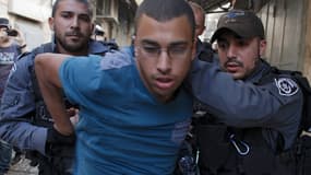 Des policiers arrête un palestinien à Jérusalem