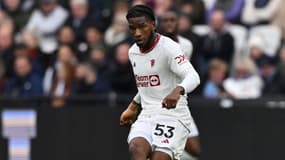 Le jeune défenseur français de Manchester United Willy Kambwala pour son premier match en Premier League face à West Ham