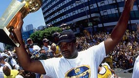 Shaquille O'Neal fête l'un de ses trois titres conquis avec les Lakers