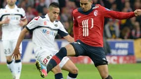 Dimitri Payet à la lutte avec Ryad Boudebouz