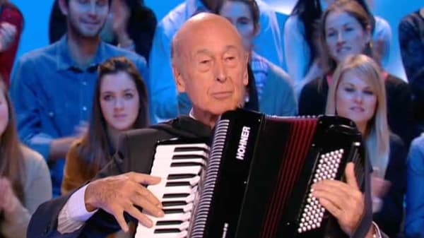 Valéry Giscard d'Estaing, jouant de l'accordéon sur le plateau du Grand journal, en 2011. 