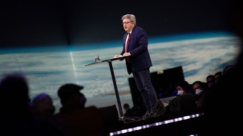 Images à 360 degrés, parfums diffusés... A Nantes, Mélenchon révolutionne l'art du meeting