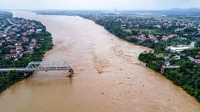Un pont qui a chuté dans la ville de Phong Châu après le passage du typhon Yagi au Vietnam le 9 septembre 2024