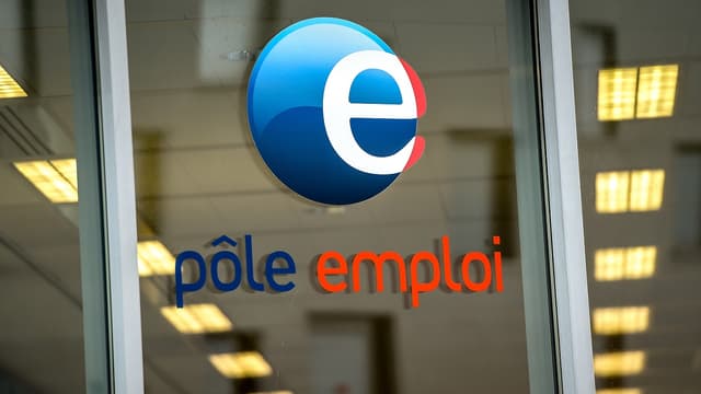 "Les gens vous disent que (...) le taux de chômage structurel en 
France est de 9%, c'est ça le scandale", s'est insurgé Emmanuel Macron mardi.  