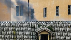 De la fumée depuis une des prisons italiennes de Rome lors des mutineries de mars.