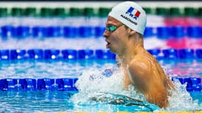 Léon Marchand en pleine brasse sur les séries du 400m 4 nages, aux Mondiaux, le 18 juin 2022