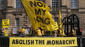 Des manifestants anti-monarchie lors du couronnement écossais de Charles III le 5 juillet 2023 à Edimbourg.