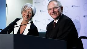 Christine Lagarde et son homologue allemand Wolfgang Schäuble, à Bruxelles. Selon la ministre française de l'Economie, les ministres européens des Finances se sont mis d'accord vendredi sur la nécessité de règles budgétaires plus strictes, lors de la prem